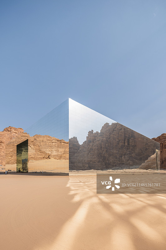 世界上最大的镜面建筑沙漠中的沙特阿拉伯马拉亚音乐厅（Maraya）图片素材