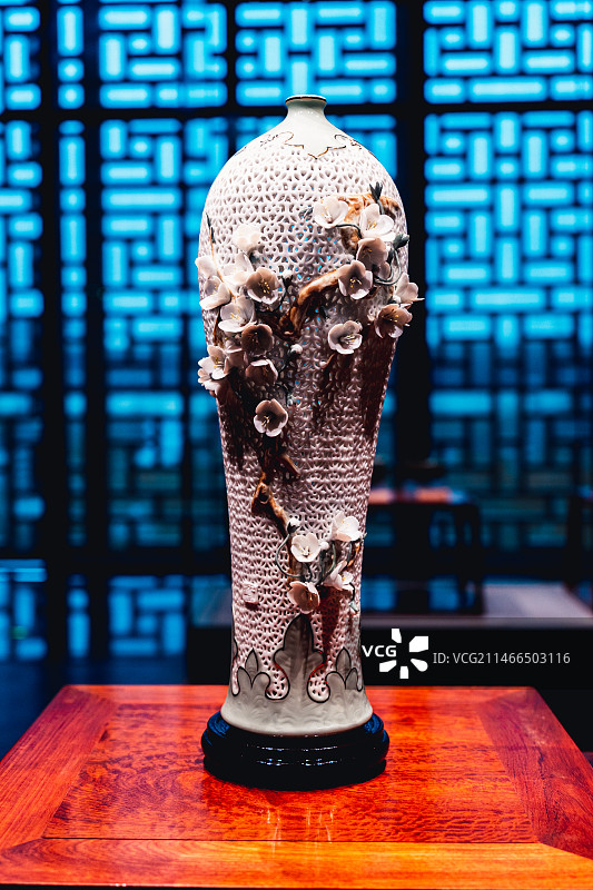 中国工艺美术馆德化白瓷漏雕花瓶图片素材