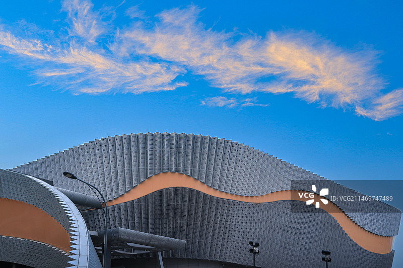现代体育馆建筑上空的云彩图片素材