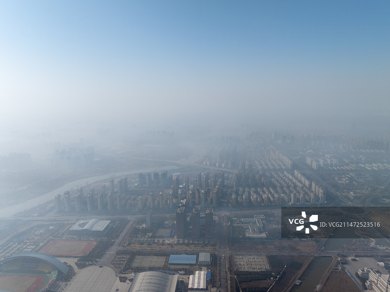 平流雾下城市建筑群图片素材