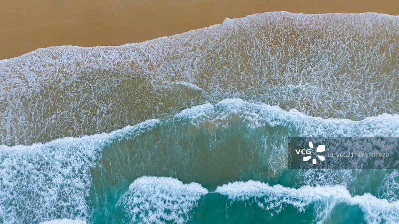 航拍东南亚泰国普吉岛绿松石波浪冲刷沙滩特写图片素材