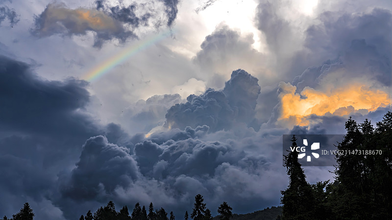彩虹、祥云透过一堆乌云，梦幻、神秘，令人无限遐想图片素材