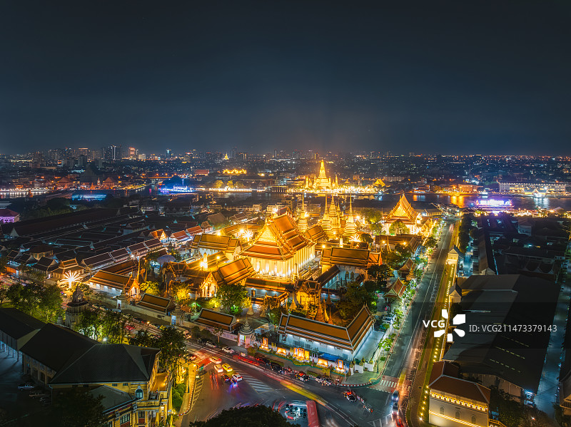泰国曼谷湄南河畔卧佛寺与郑王庙夜景航拍图片素材