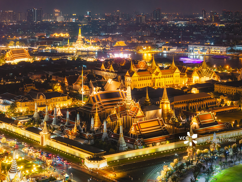 泰国曼谷大皇宫（玉佛寺）与湄南河畔郑王庙夜景航拍图片素材