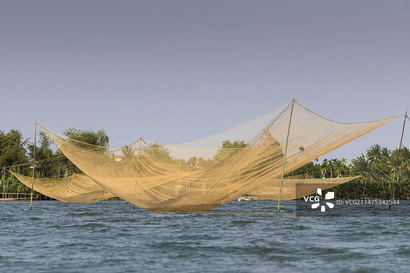越南图邦河上的渔网图片素材
