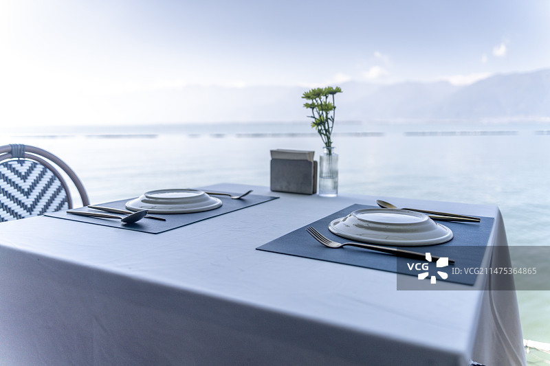 海景餐厅的餐桌特写图片素材