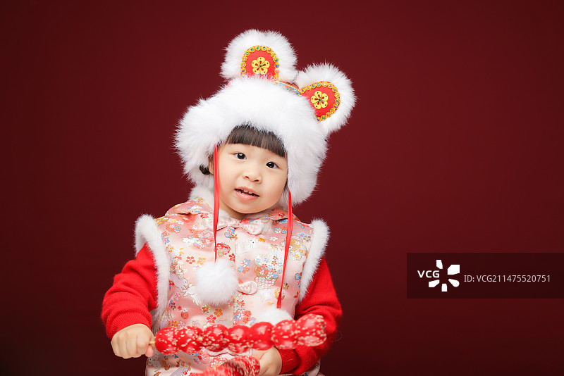 可爱的中国小女孩期待着春节图片素材