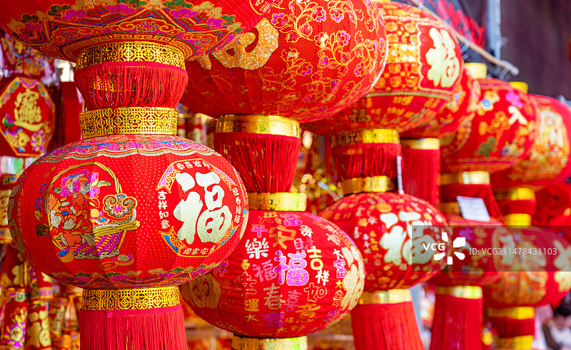 中国新年春节悬挂的福字灯笼图片素材