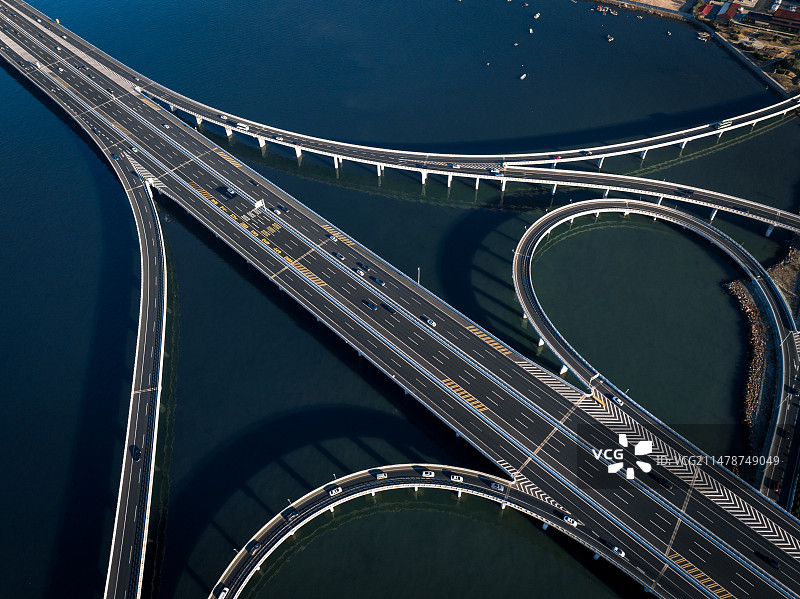 航拍山东青岛胶州湾跨海大桥与城市快速路匝道图片素材