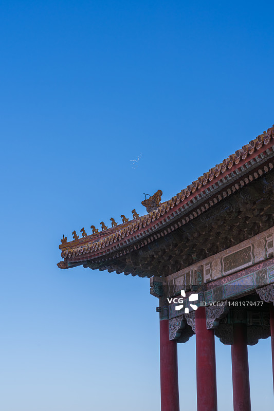 北京故宫保和殿屋檐瑞兽与蓝天大雁图片素材