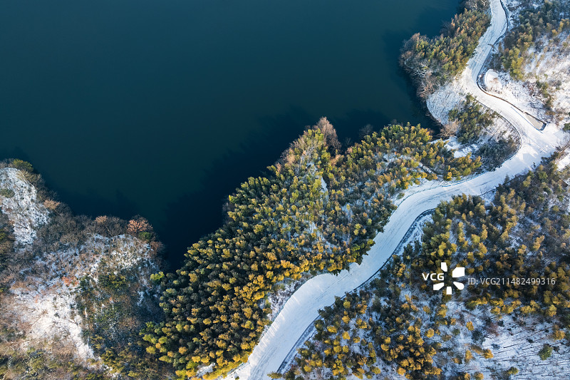 冬季湖泊竹林山路雪景航拍图片素材
