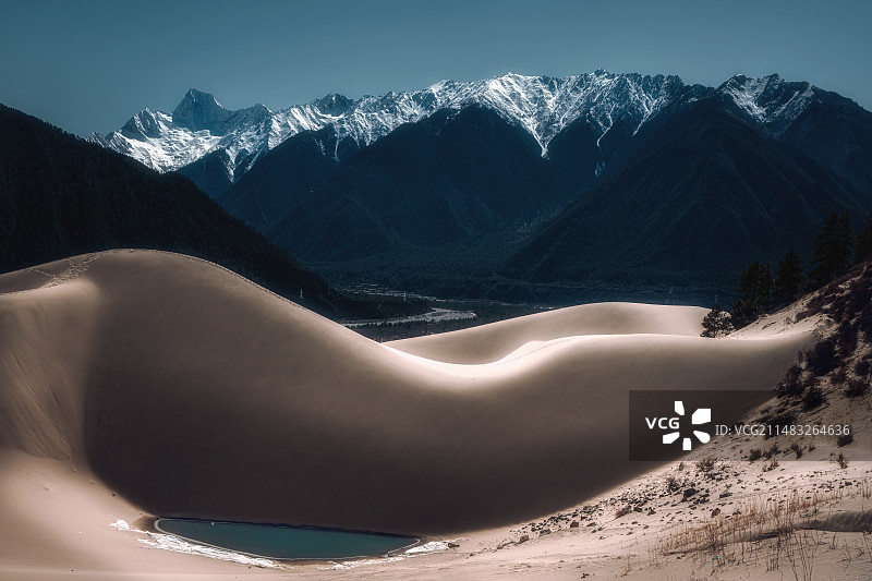 西藏林芝娘惹佛掌沙丘沙漠与雪山同框图片素材