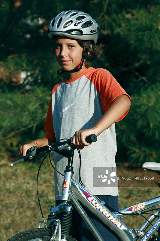 骑自行车的男孩图片素材