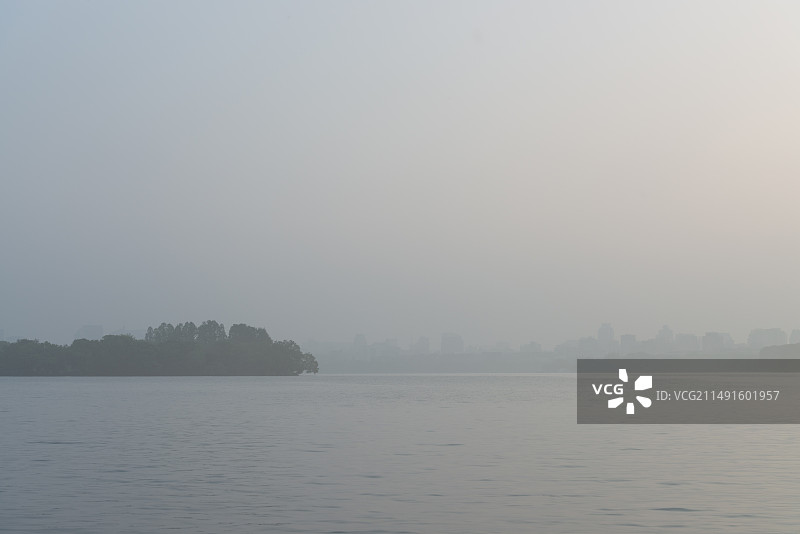 杭州西湖景区雨雾天日出图片素材