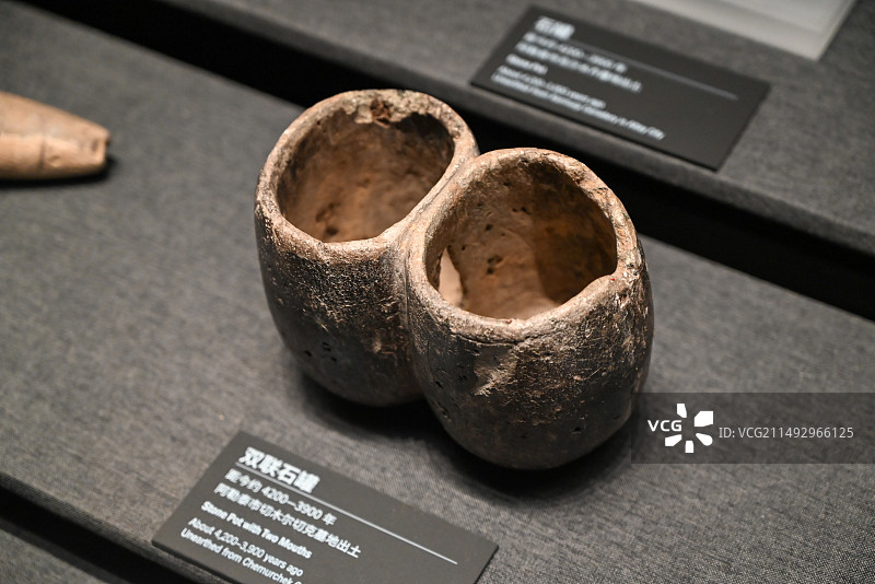 新疆博物馆 双联石罐 阿勒泰市切木尔切克墓地出土图片素材