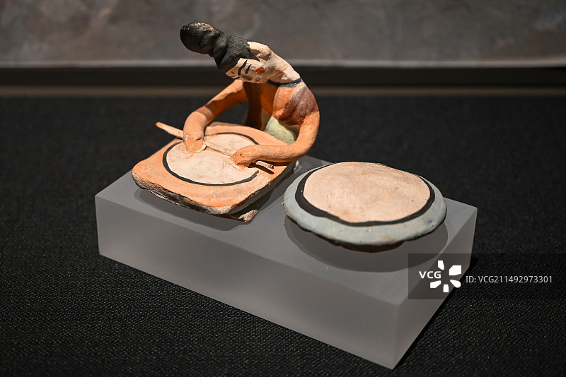 新疆博物馆 唐代彩绘泥塑女俑图片素材