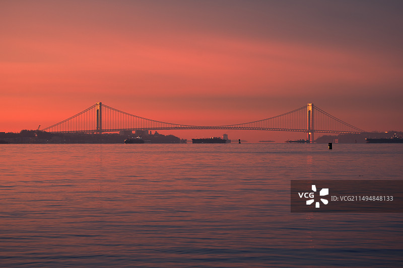 晨光中的韦拉札诺海峡大桥图片素材