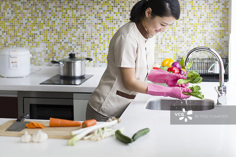 家政服务洗菜做饭图片素材