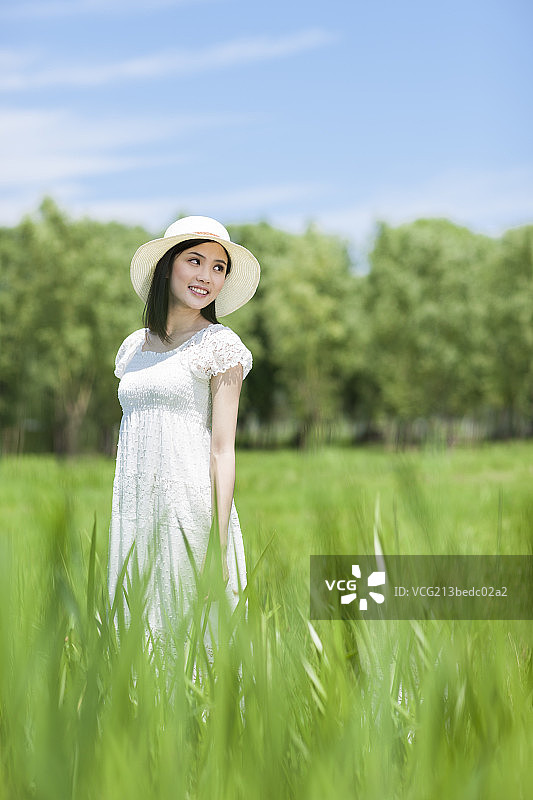 草地里的年轻女孩图片素材