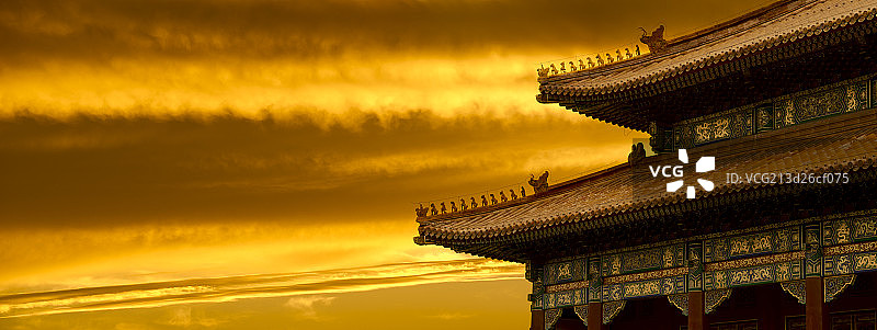 金色的晚霞天空和北京故宫古代宫殿房檐图片素材