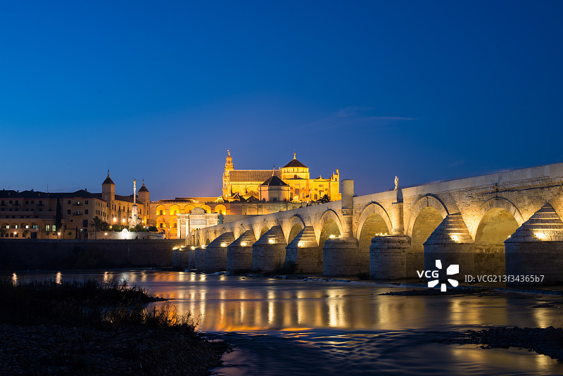 科尔多瓦古罗马桥和大清真寺图片素材