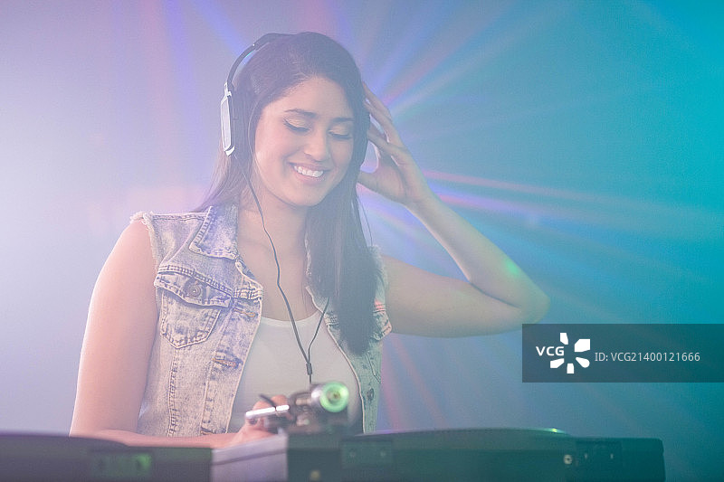 漂亮的女DJ在演奏音乐图片素材