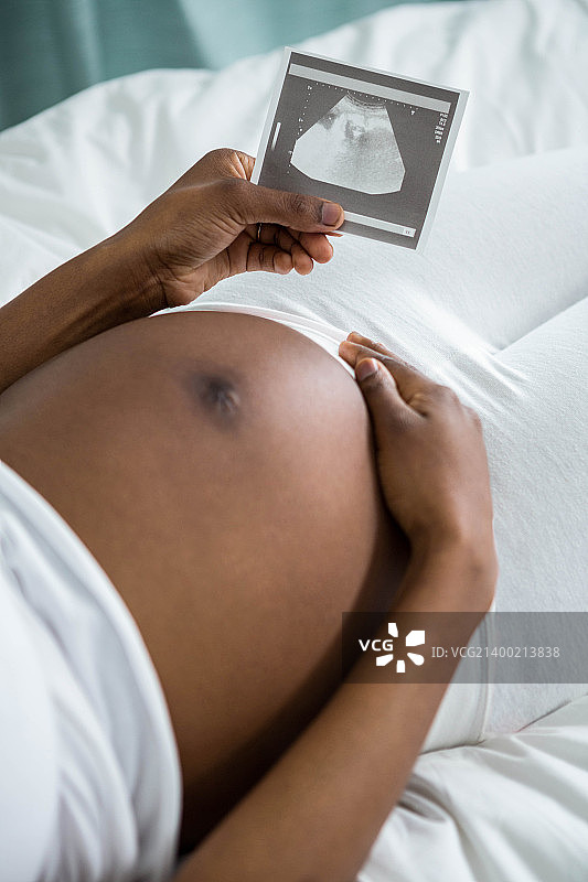 孕妇在看极端图片素材