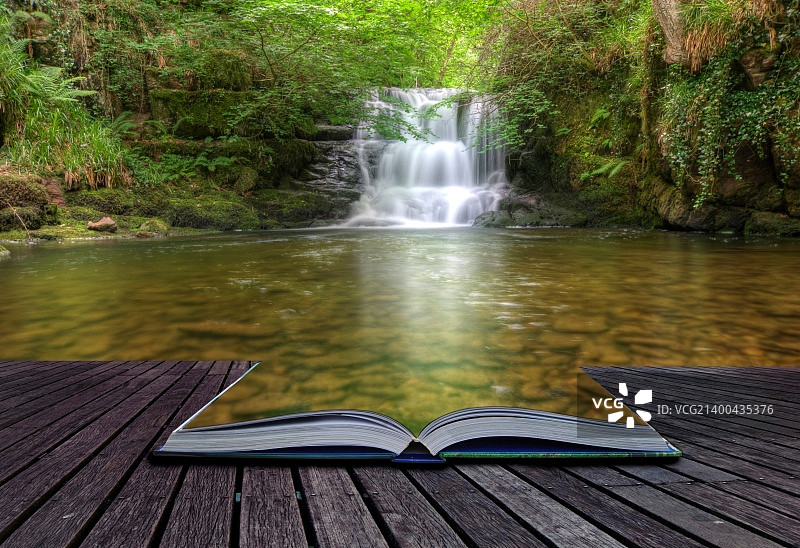 创意概念形象的流动森林瀑布出来的书页在魔法书图片素材