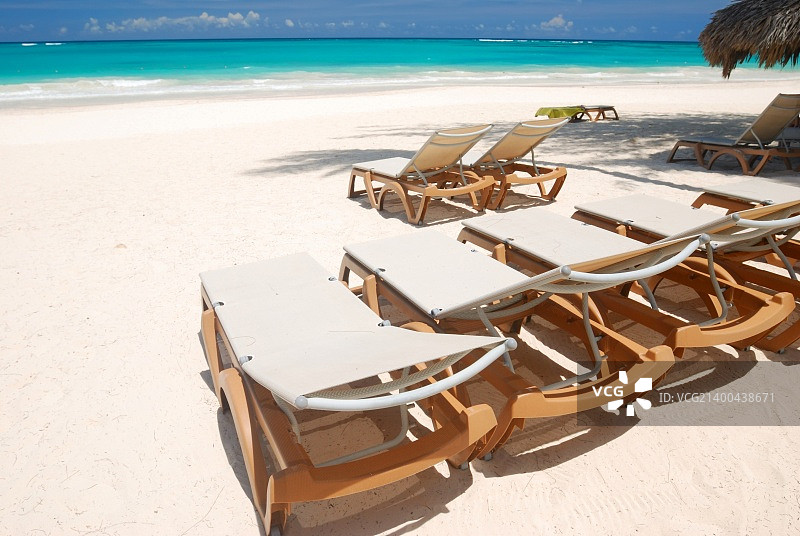 多米尼加共和国美丽的加勒比海滩和躺椅图片素材