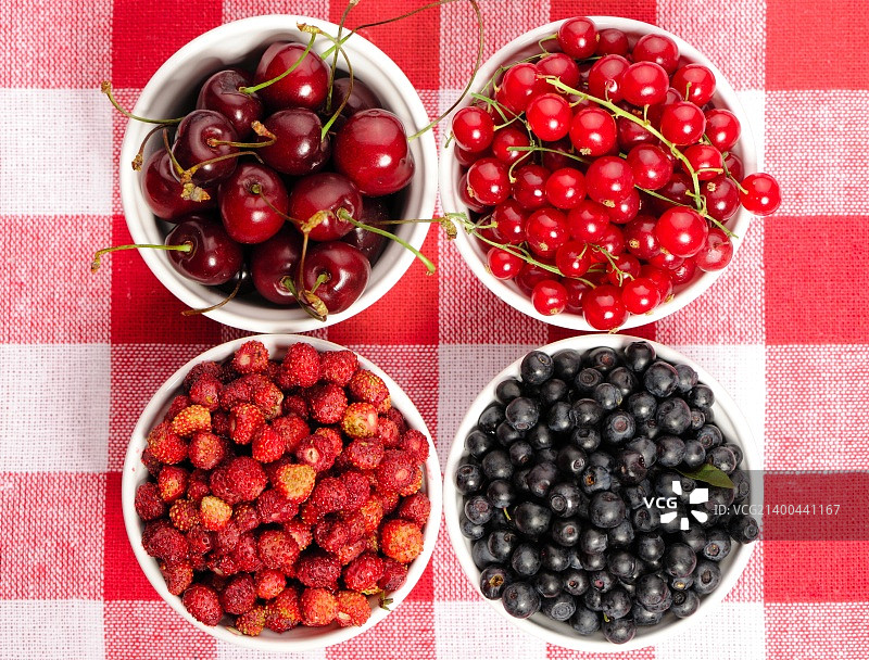 碗里的野莓——蓝莓，红醋栗，樱桃，草莓图片素材