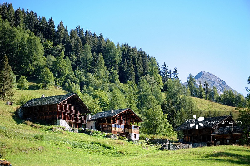 意大利-瑞士边境，典型的乡村山地木屋“Walser”。图片素材