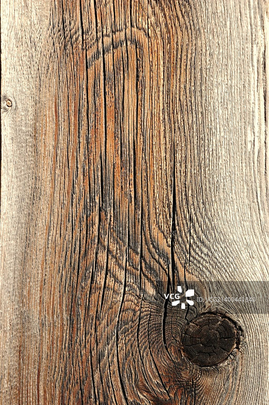 一扇旧木门的特写照片。图片素材