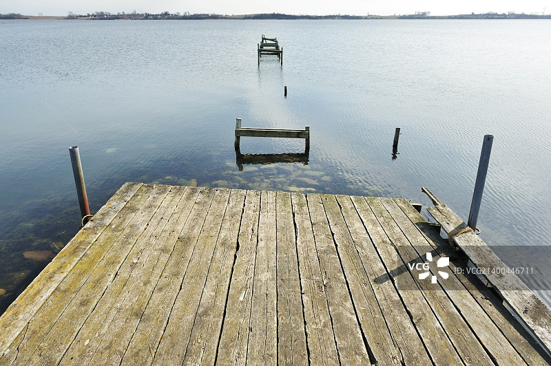 湖上的老码头木制栈道图片素材