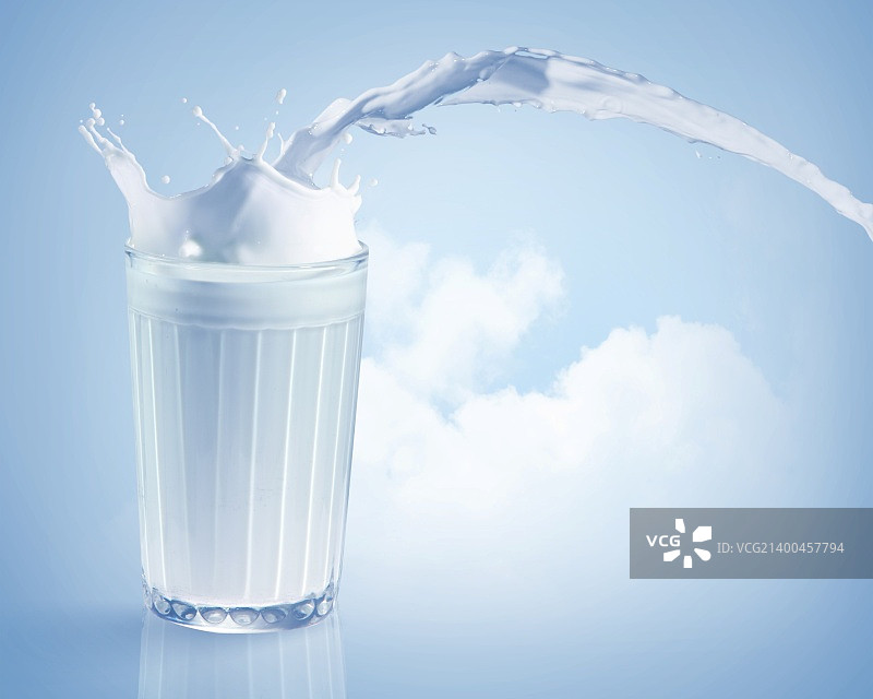 鲜奶在玻璃上彩色背景，插图图片素材