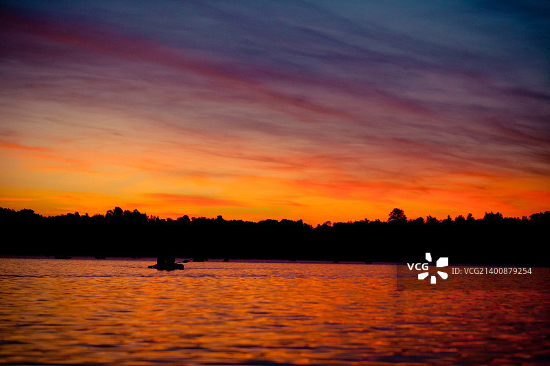 日出以上的湖水夏季时间artiff .lv图片素材