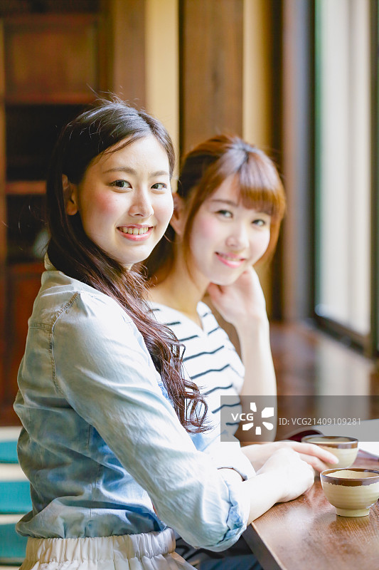 在传统餐厅用餐的年轻日本女性图片素材