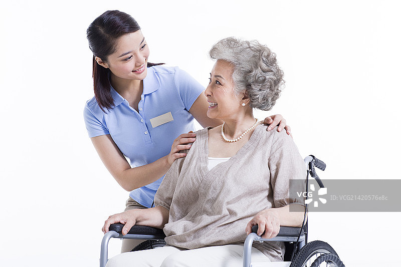 护工与坐轮椅的老人图片素材