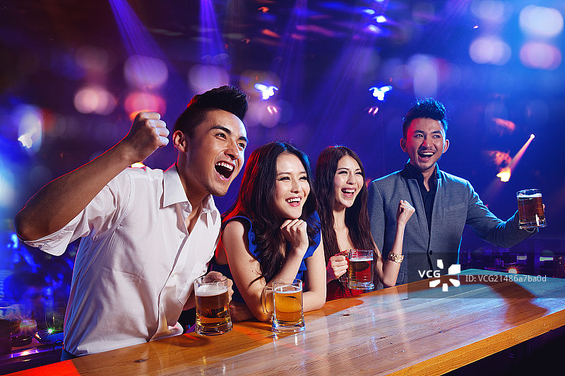 年轻人在酒吧喝酒欢呼图片素材