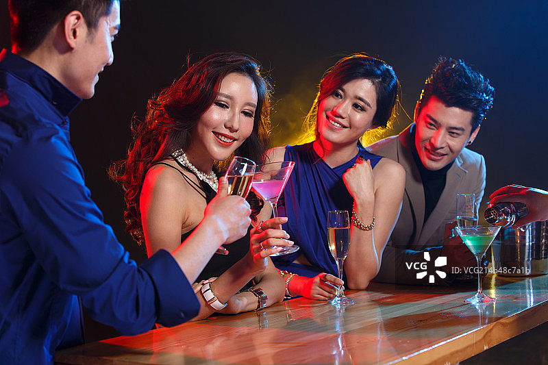 青年男女在酒吧喝酒图片素材