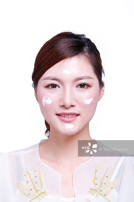 青年女人护理脸部皮肤图片素材