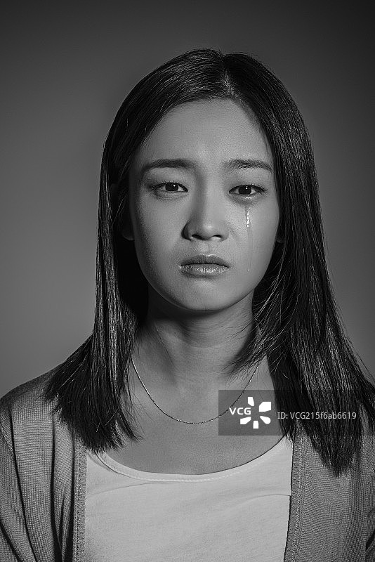 Portrait of young woman crying图片素材