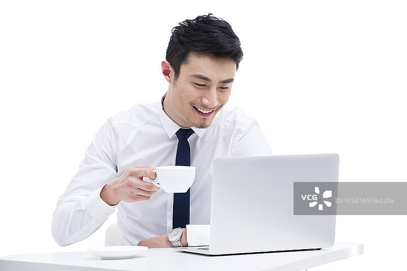 年轻商务男士喝咖啡用电脑图片素材