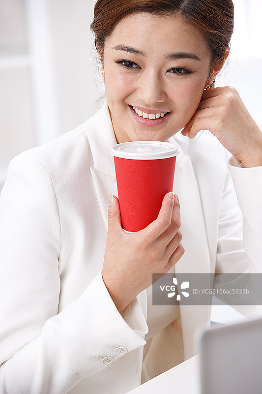 青年商务女士喝咖啡图片素材