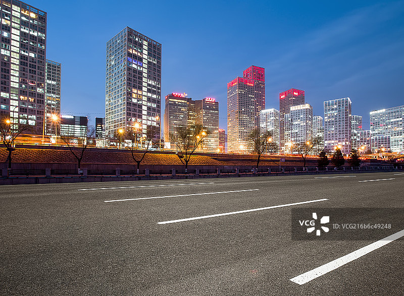 北京国贸和路面夜景图片素材
