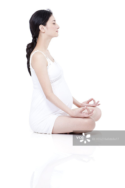 孕妇练习瑜伽图片素材