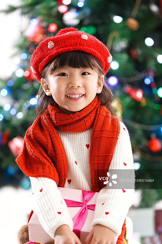 可爱的小女孩拿着礼物过圣诞节图片素材