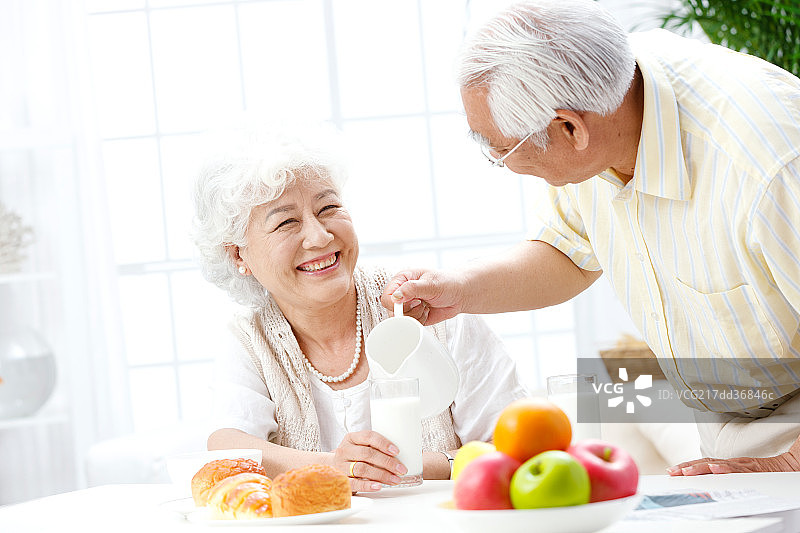 幸福的老年夫妇吃早餐图片素材