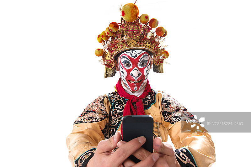 京剧里的人物孙悟空拿着手机图片素材