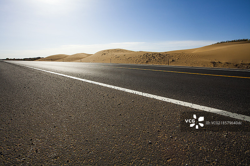 穿过沙漠的公路图片素材