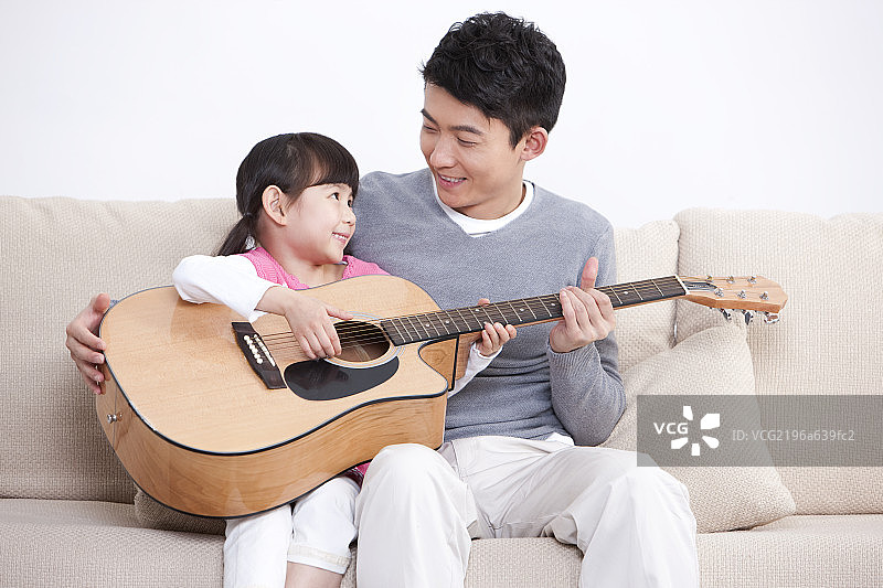 爸爸教女儿弹吉他图片素材